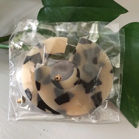 NWT Tortoiseshell Resin Hoop Earrings - Picture 2 of 4